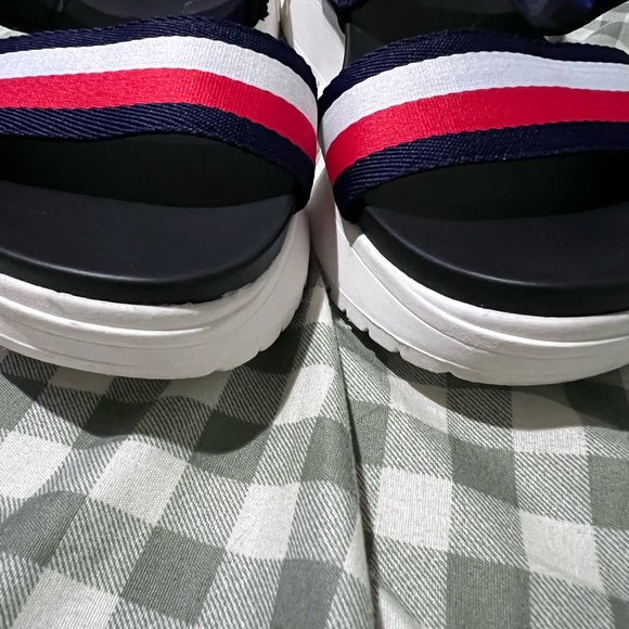 Tommy Hilfiger sandals. Cushioned. Adjustable strap. Multicolored. - Picture 2 of 6